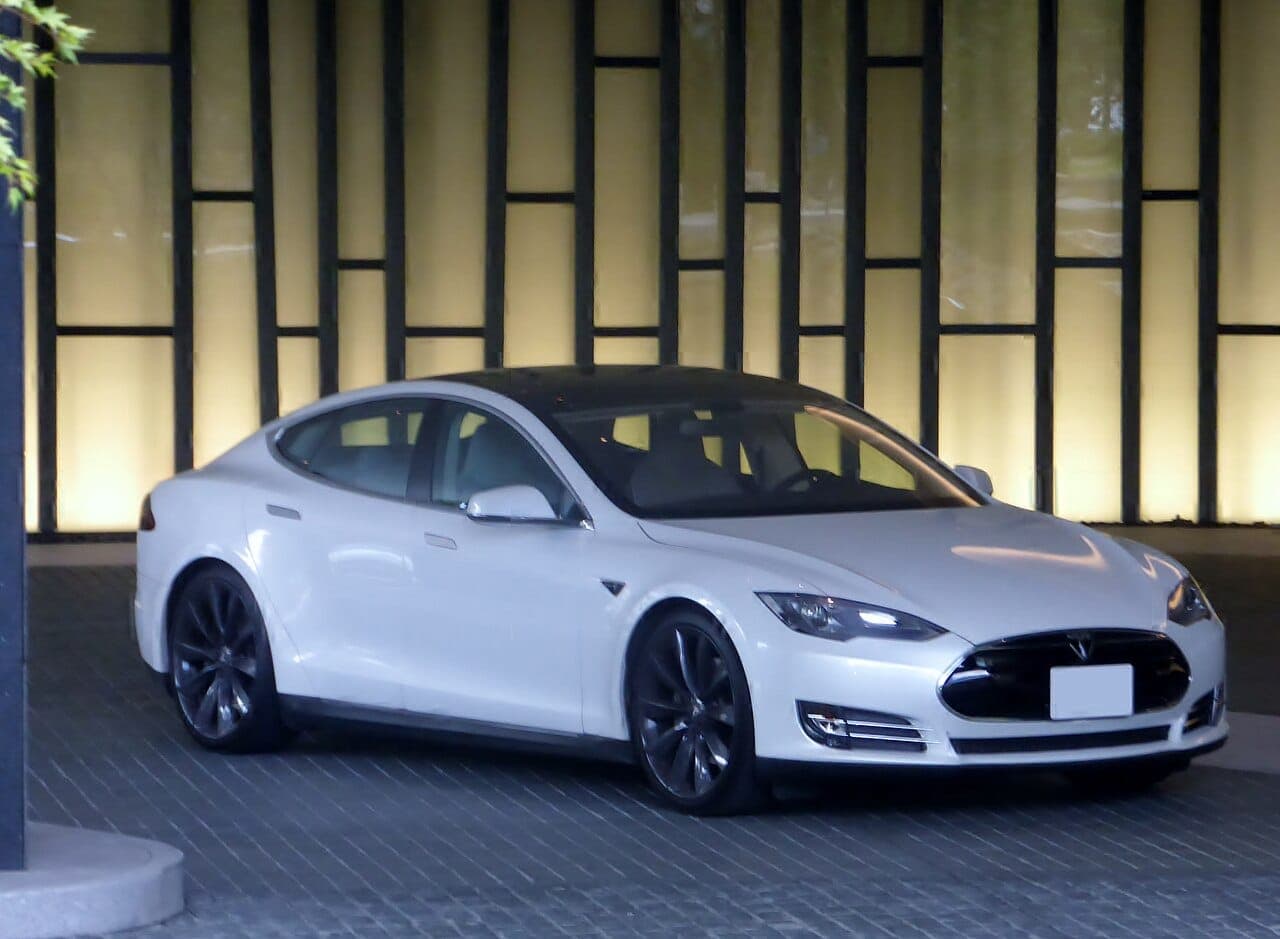 2024 Tesla Model S Standard Range - Image 2