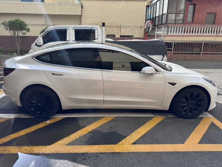 TESLA Model 3 - Excellent condition - Image 2