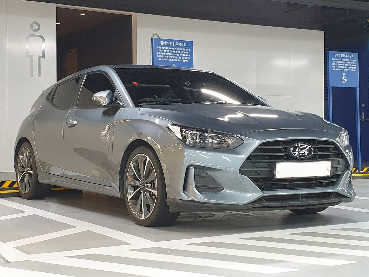 2025 Hyundai Veloster Calligraphy - Image 2